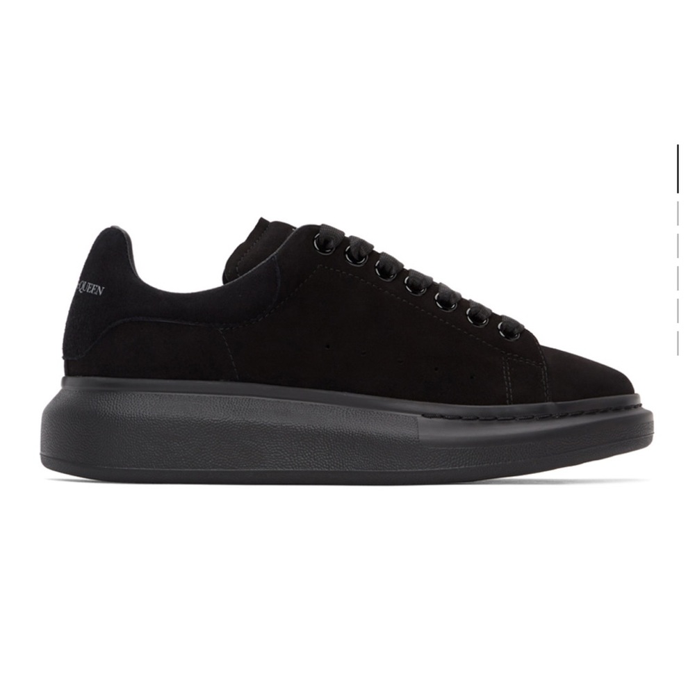 Alexander Mcqueen triple black, worn for 1 months, smell like new
